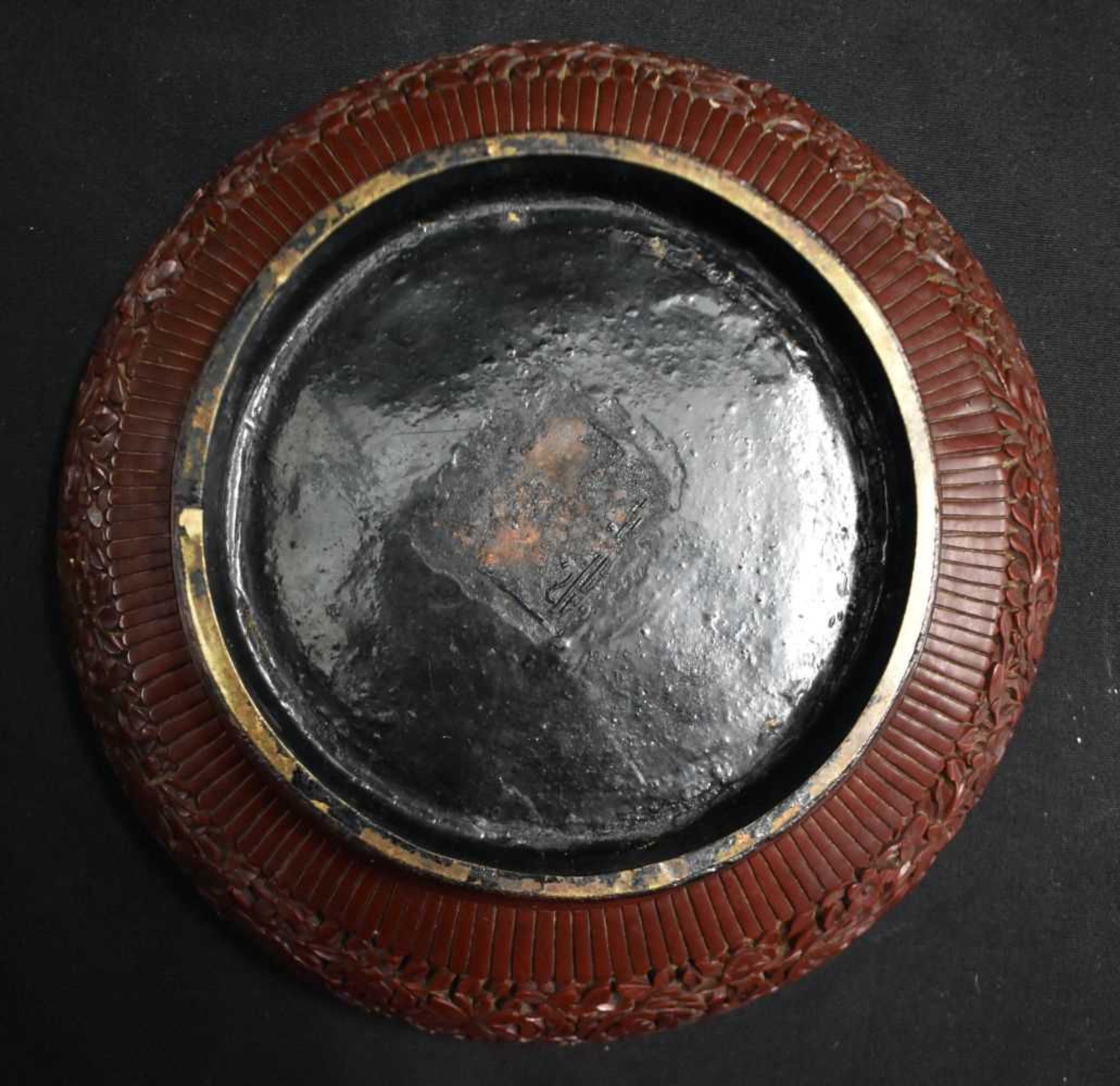 A FINE LARGE 19TH CENTURY CHINESE CARVED CINNABAR LACQUER CIRCULAR BOX AND COVER decorated all - Image 9 of 9
