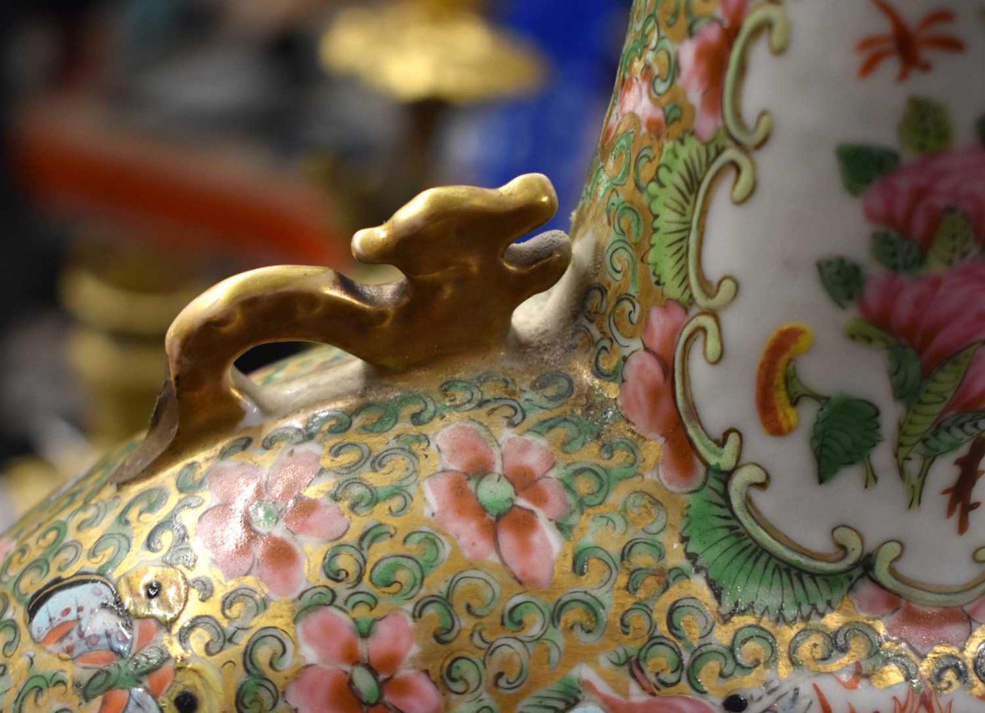AN UNUSUAL LARGE 19TH CENTURY CHINESE TWIN HANDLED CANTON FAMILLE ROSE MOON FLASK painted with - Image 10 of 17