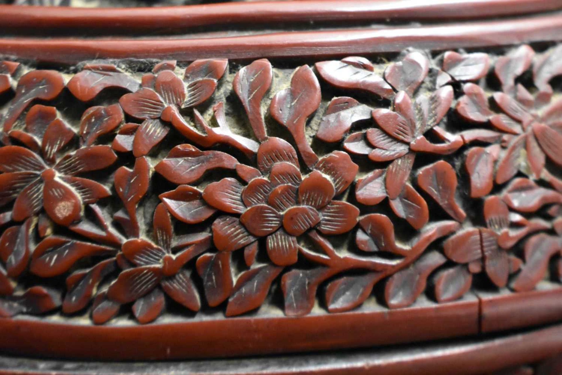 A FINE LARGE 19TH CENTURY CHINESE CARVED CINNABAR LACQUER CIRCULAR BOX AND COVER decorated all - Image 3 of 9