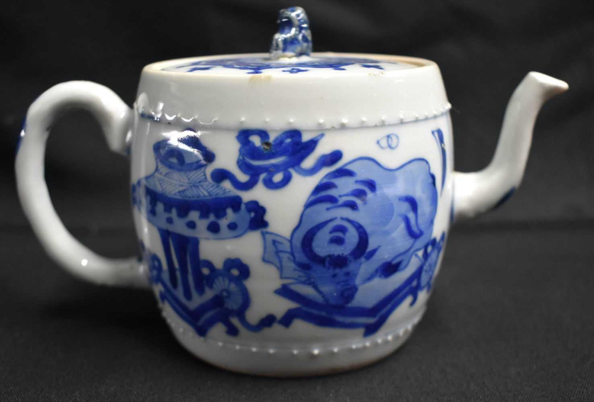 A GOOD 17TH CENTURY CHINESE BLUE AND WHITE PORCELAIN TEAPOT AND COVER Kangxi, of barrel form, - Image 3 of 23