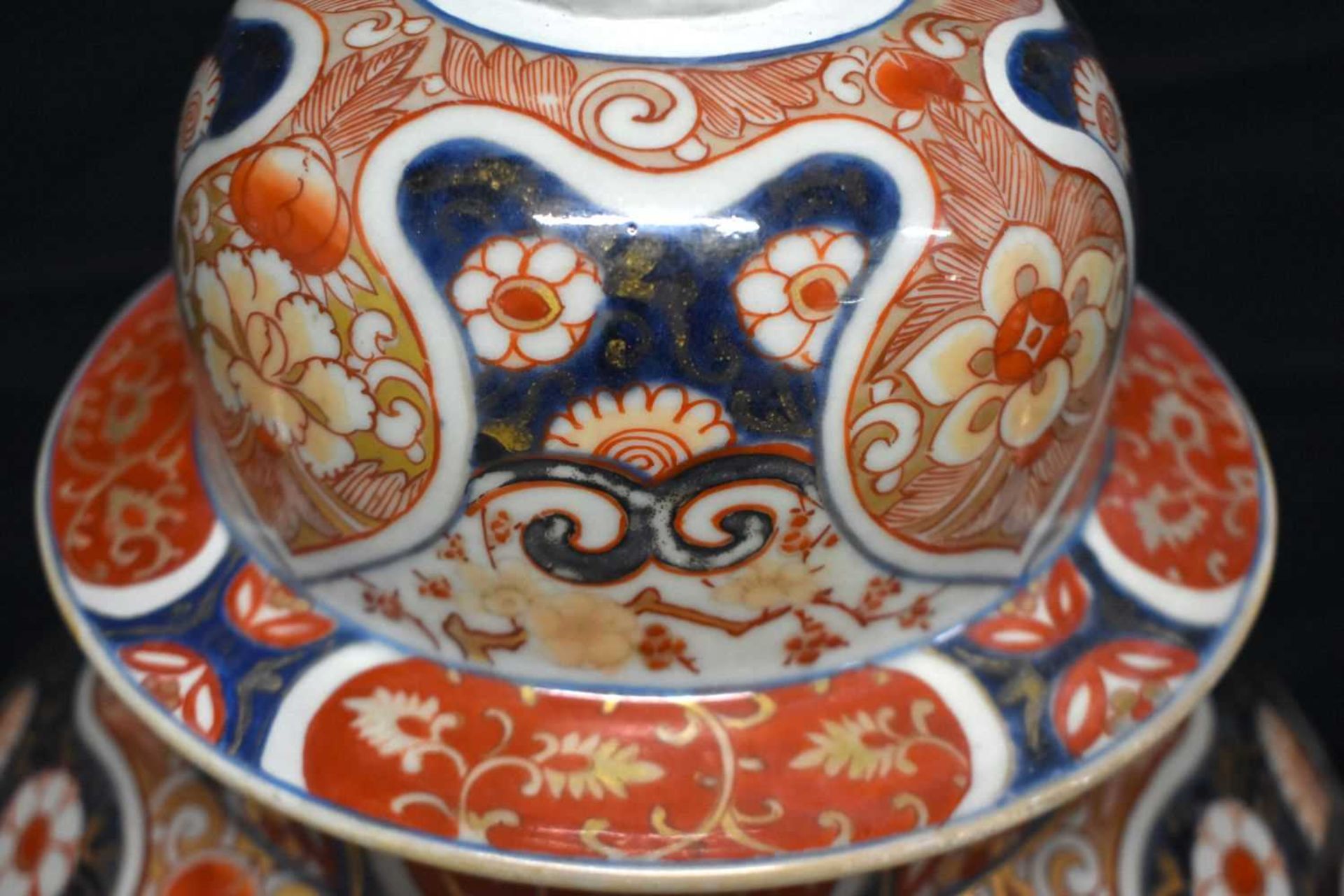 A FINE SET OF VERY LARGE 18TH CENTURY JAPANESE EDO PERIOD IMARI VASES AND COVERS painted with panels - Image 5 of 22