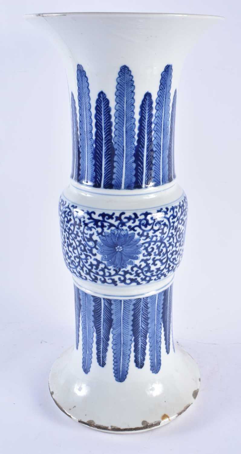 A GOOD LARGE 18TH/19TH CENTURY CHINESE BLUE AND WHITE PORCELAIN YEN YEN VASE Late Qianlong/ - Image 3 of 5