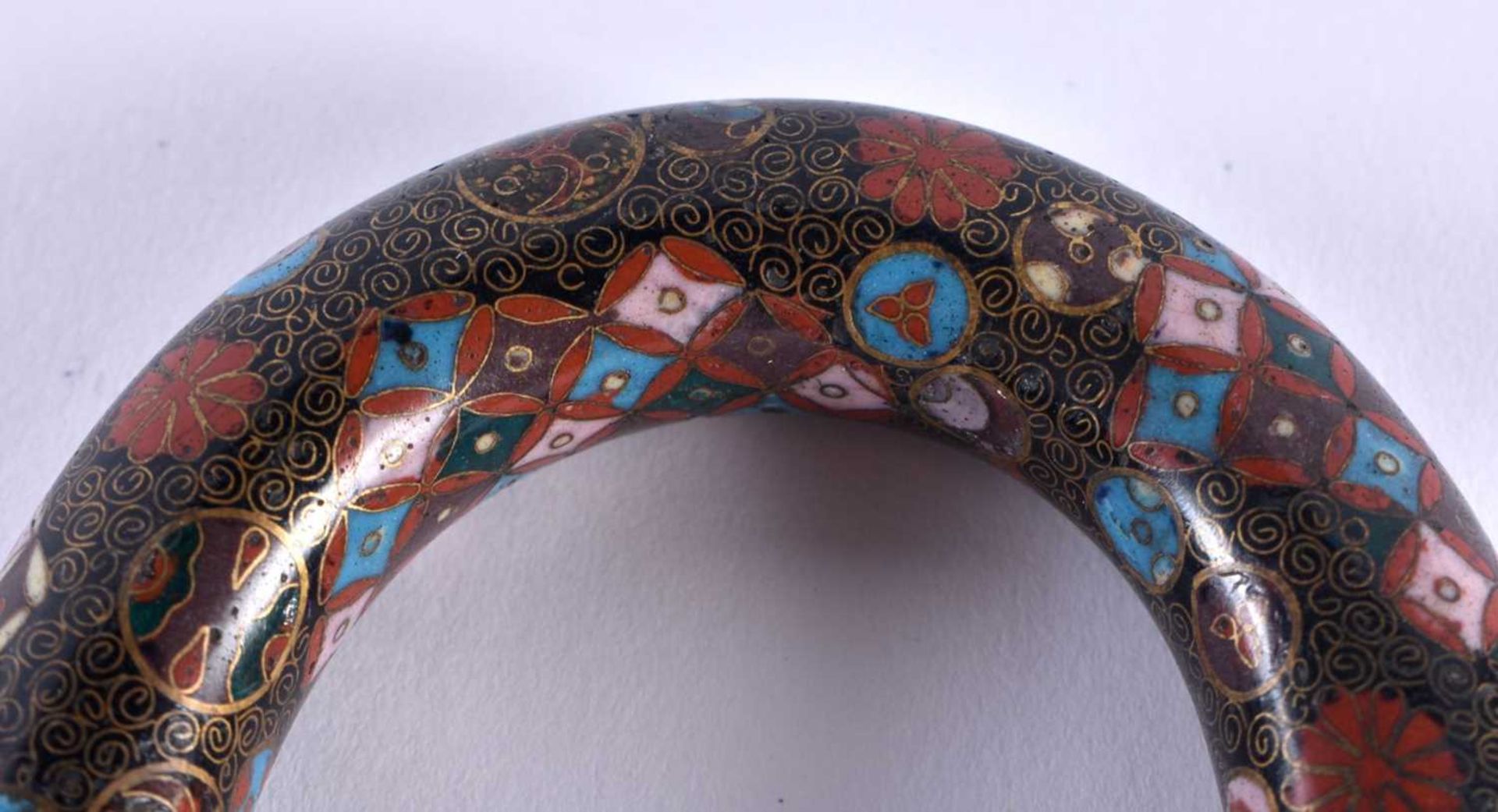 A FINE 19TH CENTURY JAPANESE MEIJI PERIOD CLOISONNE ENAMEL CANE HANDLE decorated with circular and - Image 2 of 6