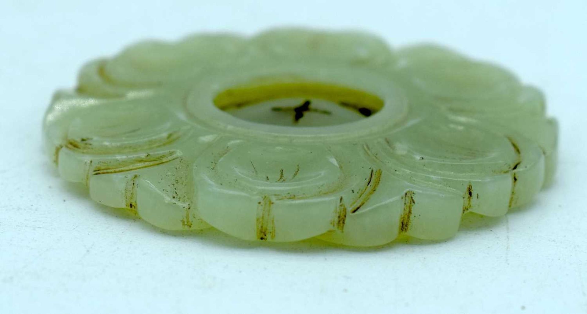A Carved Jade Roundel. 5cm Diameter. Weight 23.1g - Image 3 of 3