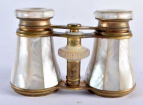 A PAIR OF MOTHER OF PEARL OPERA GLASSES. 8.5 cm x 8.5 cm extended.