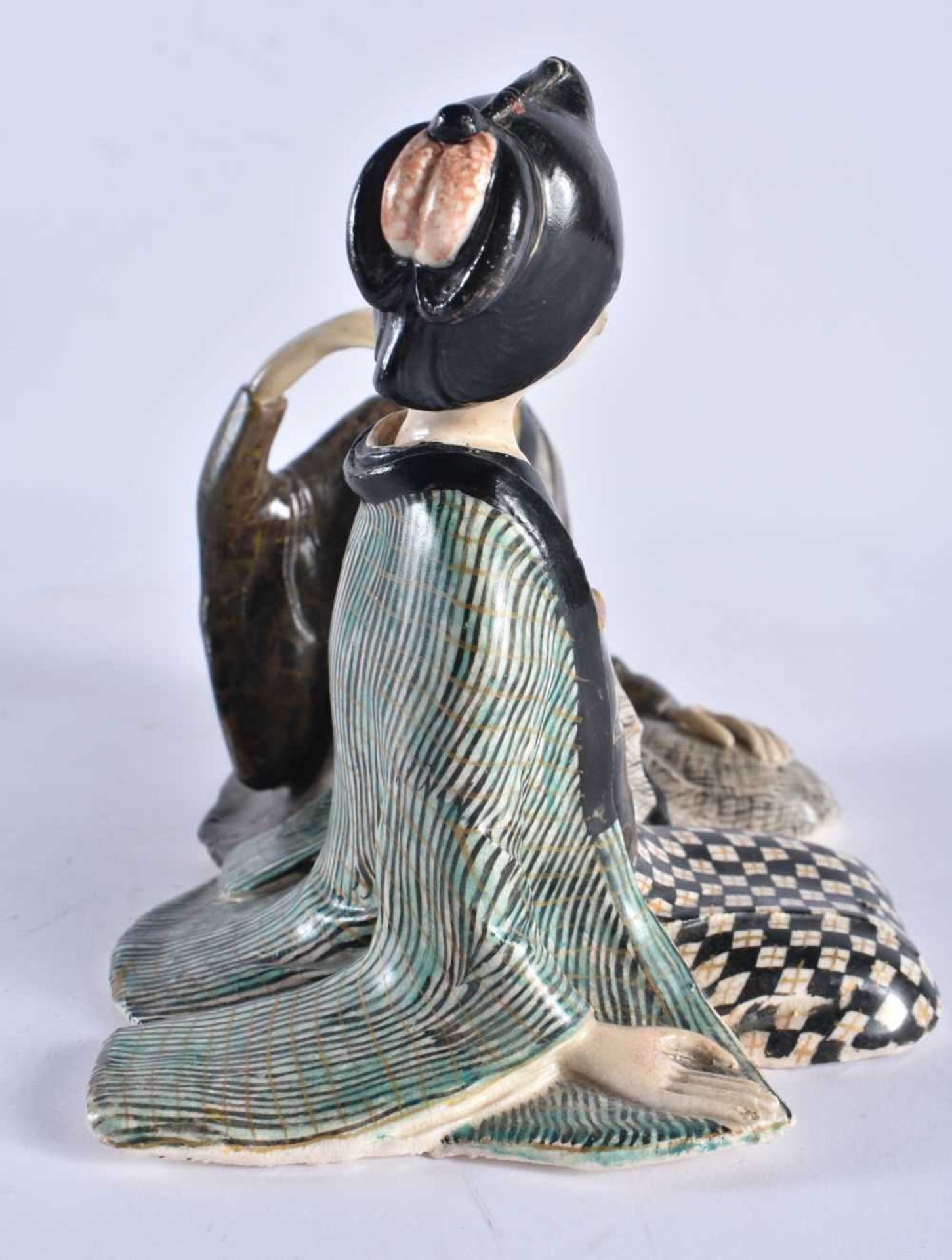 AN UNUSUAL 19TH CENTURY JAPANESE MEIJI PERIOD PORCELAIN FIGURE formed as a male and female. 15 cm - Image 4 of 5