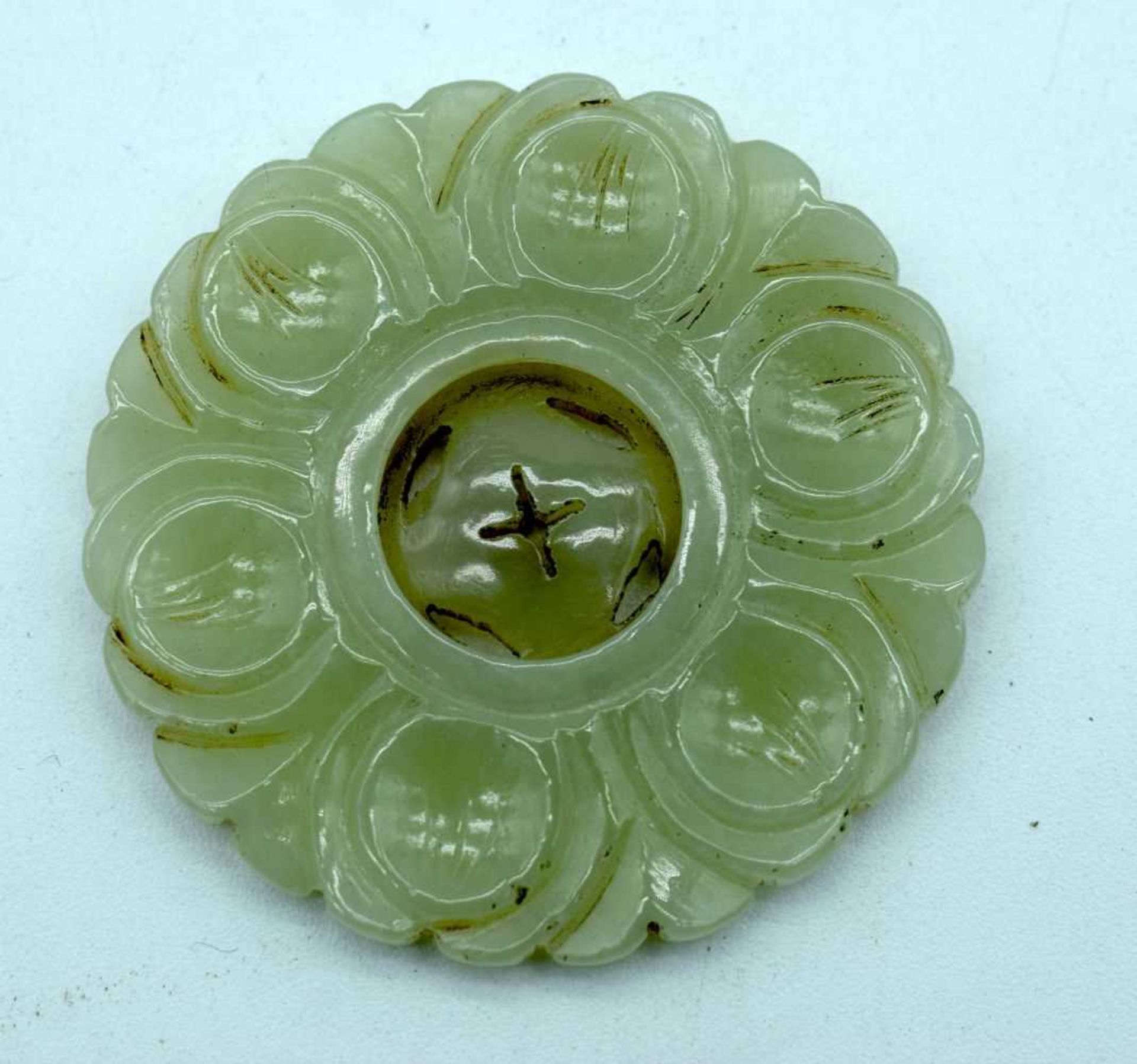 A Carved Jade Roundel. 5cm Diameter. Weight 23.1g - Image 2 of 3