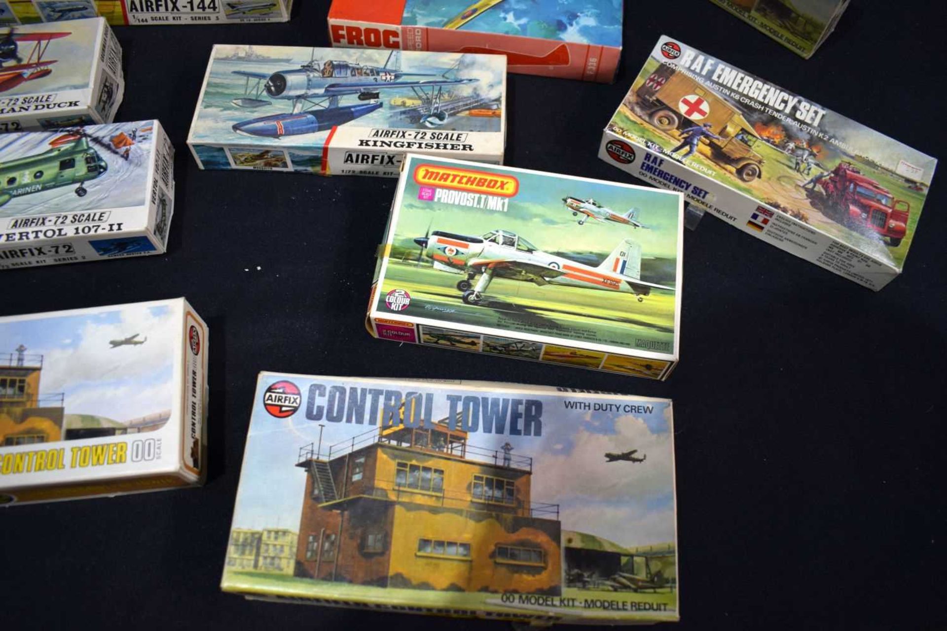 A collection of boxed vintage Airfix aircraft kits and military installations (18) - Image 5 of 7
