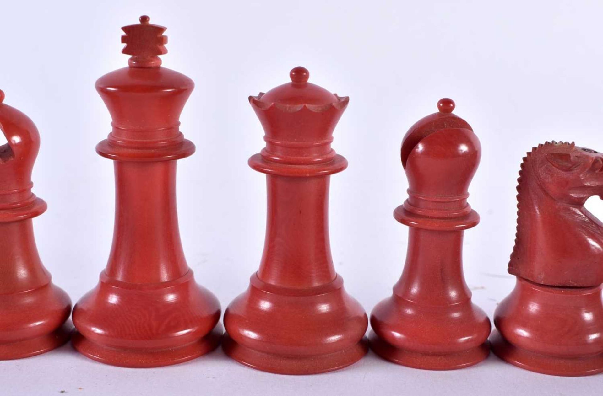 A RARE RED BAKELITE PART CHESS SET. Largest 6.5 cm high. (qty) - Image 2 of 6