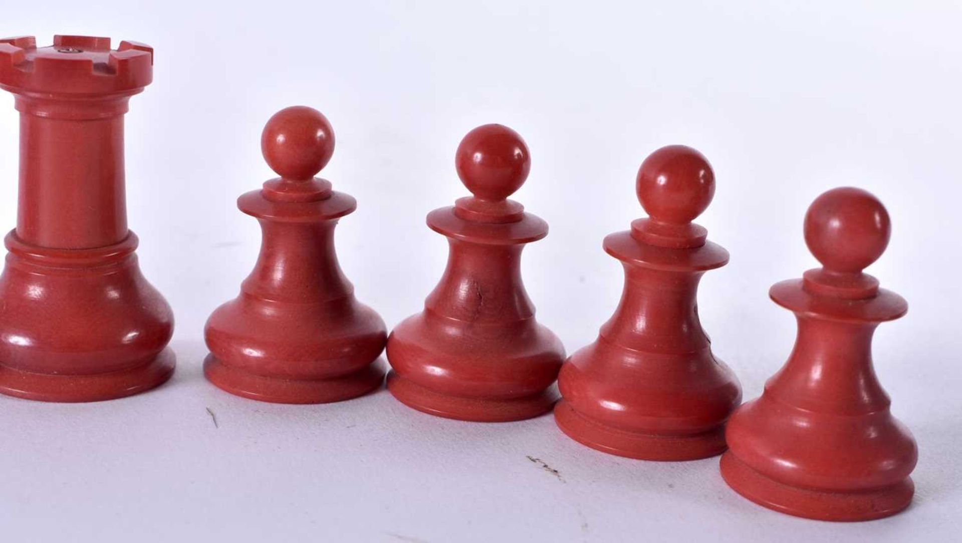 A RARE RED BAKELITE PART CHESS SET. Largest 6.5 cm high. (qty) - Image 5 of 6