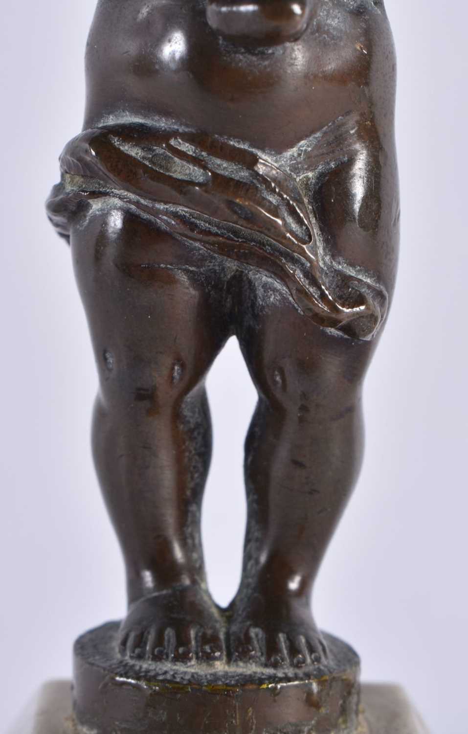 A 19TH CENTURY EUROPEAN GRAND TOUR BRONZE FIGURE OF A PUTTI modelled upon a marble plinth. 18 cm - Image 3 of 6