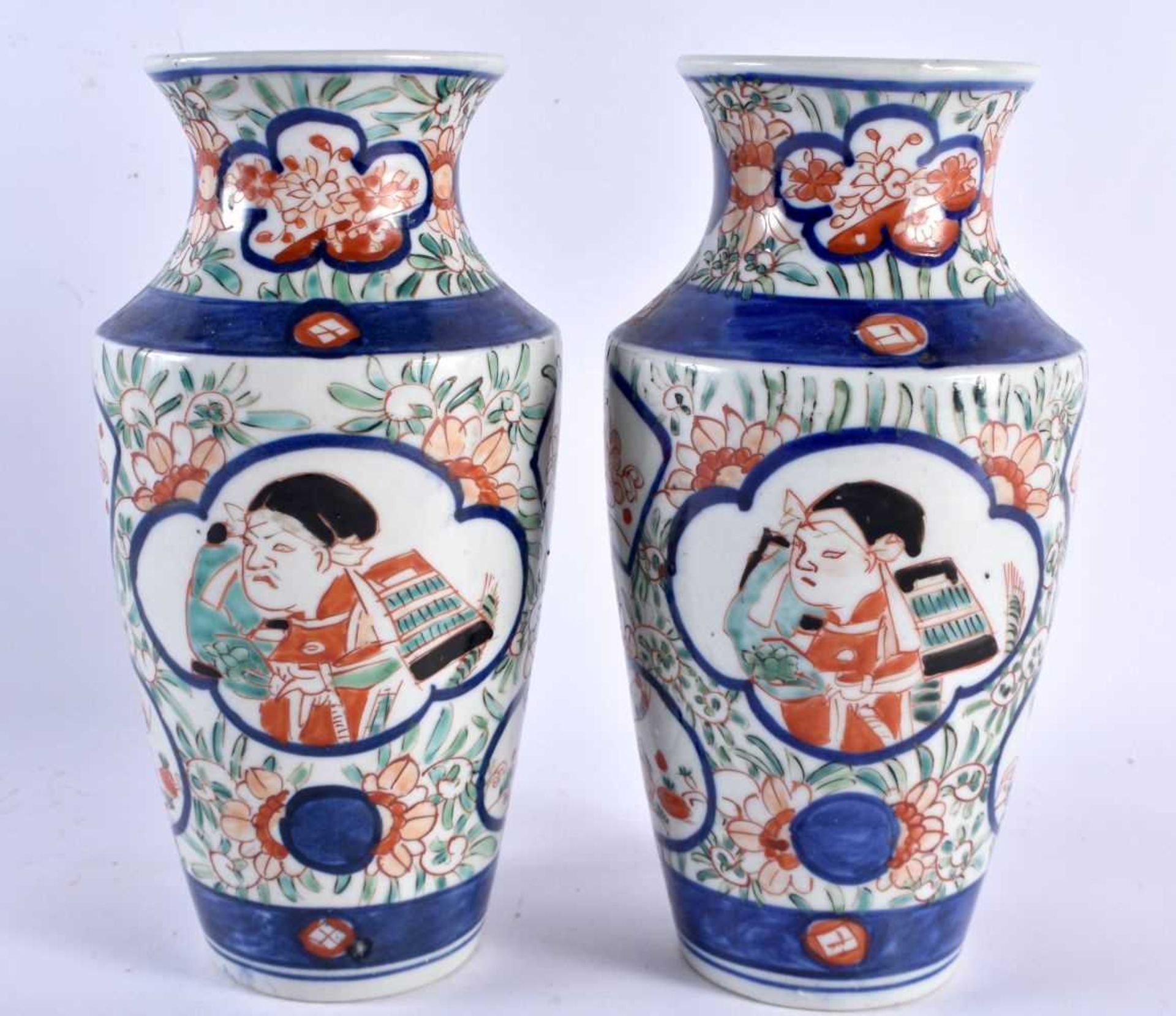 A PAIR OF 19TH CENTURY JAPANESE MEIJI PERIOD IMARI VASE painted with figures and foliage. 21 cm