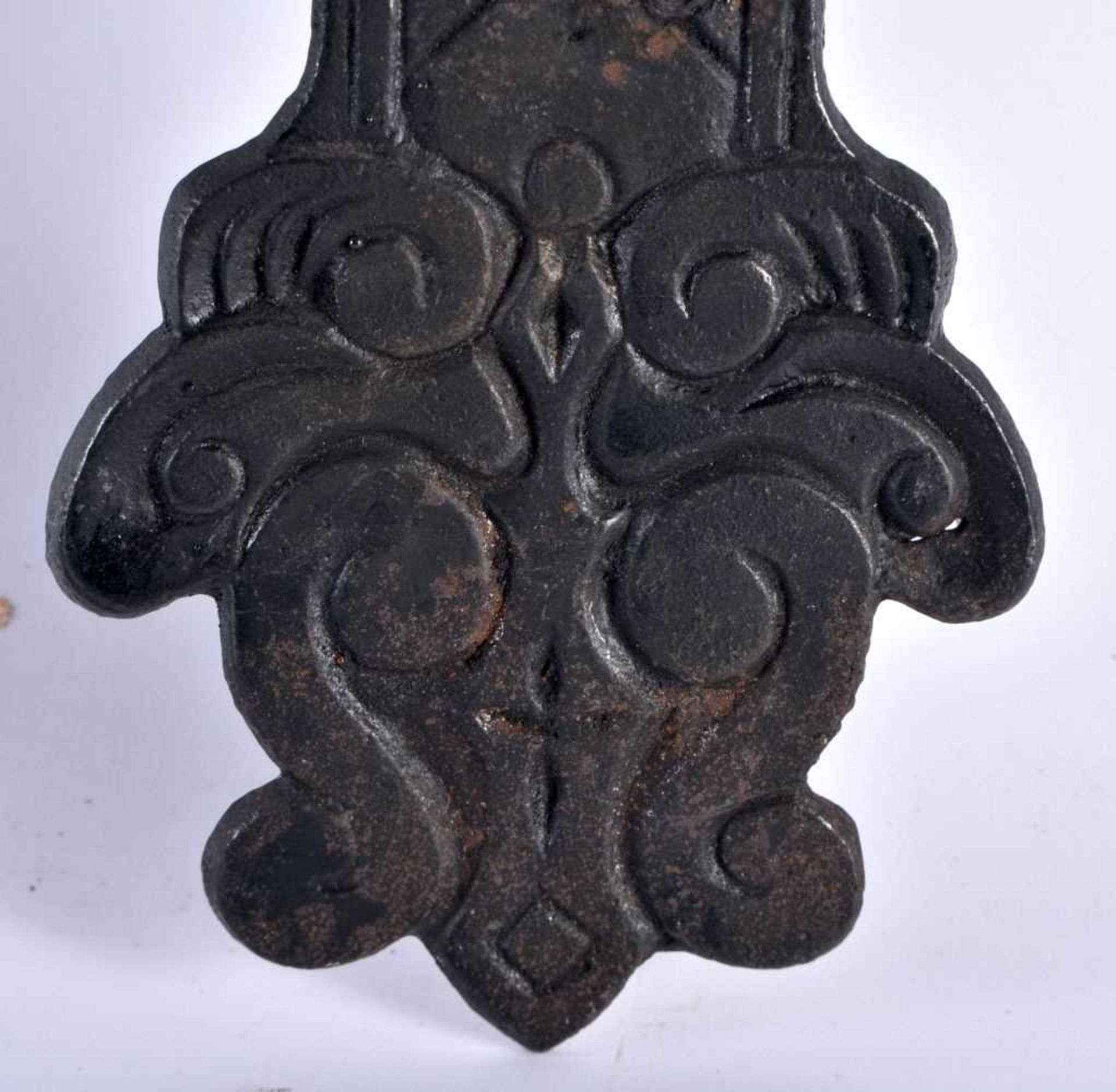 AN ARTS AND CRAFTS CAST SHEET IRON CRUCIFIX formed with floral motifs. 45 cm x 27 cm. - Image 4 of 5