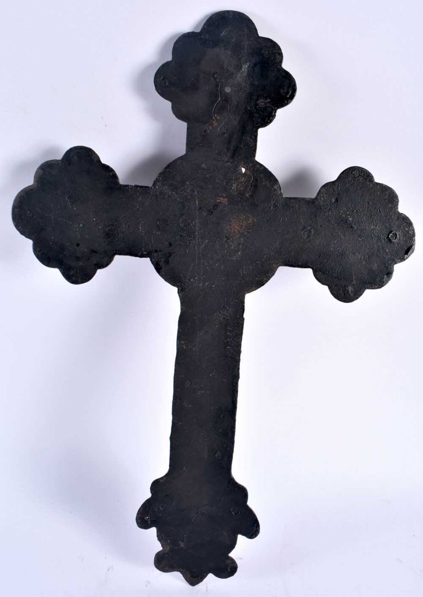 AN ARTS AND CRAFTS CAST SHEET IRON CRUCIFIX formed with floral motifs. 45 cm x 27 cm. - Image 5 of 5