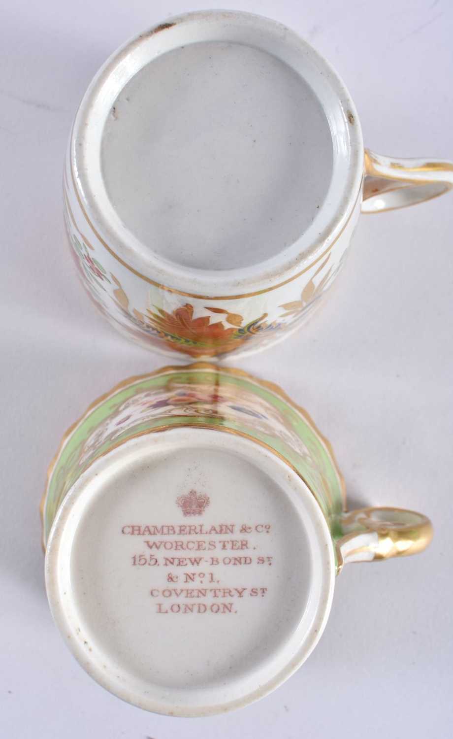 TWO EARLY 19TH CENTURY CHAMBERLAINS WORCESTER CUPS AND SAUCERS one painted with imari foliage, the - Image 7 of 7