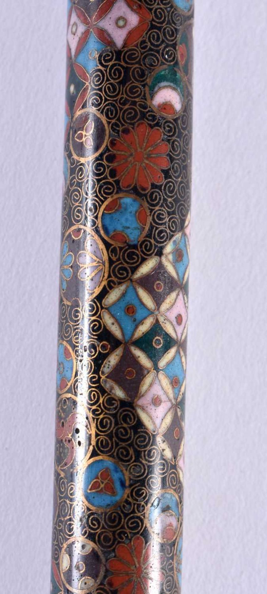 A FINE 19TH CENTURY JAPANESE MEIJI PERIOD CLOISONNE ENAMEL CANE HANDLE decorated with circular and - Image 3 of 6