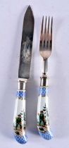 A PAIR OF 19TH CENTURY GERMAN MEISSEN PORCELAIN HANDLED CUTLERY painted with hunting scenes. 19 cm