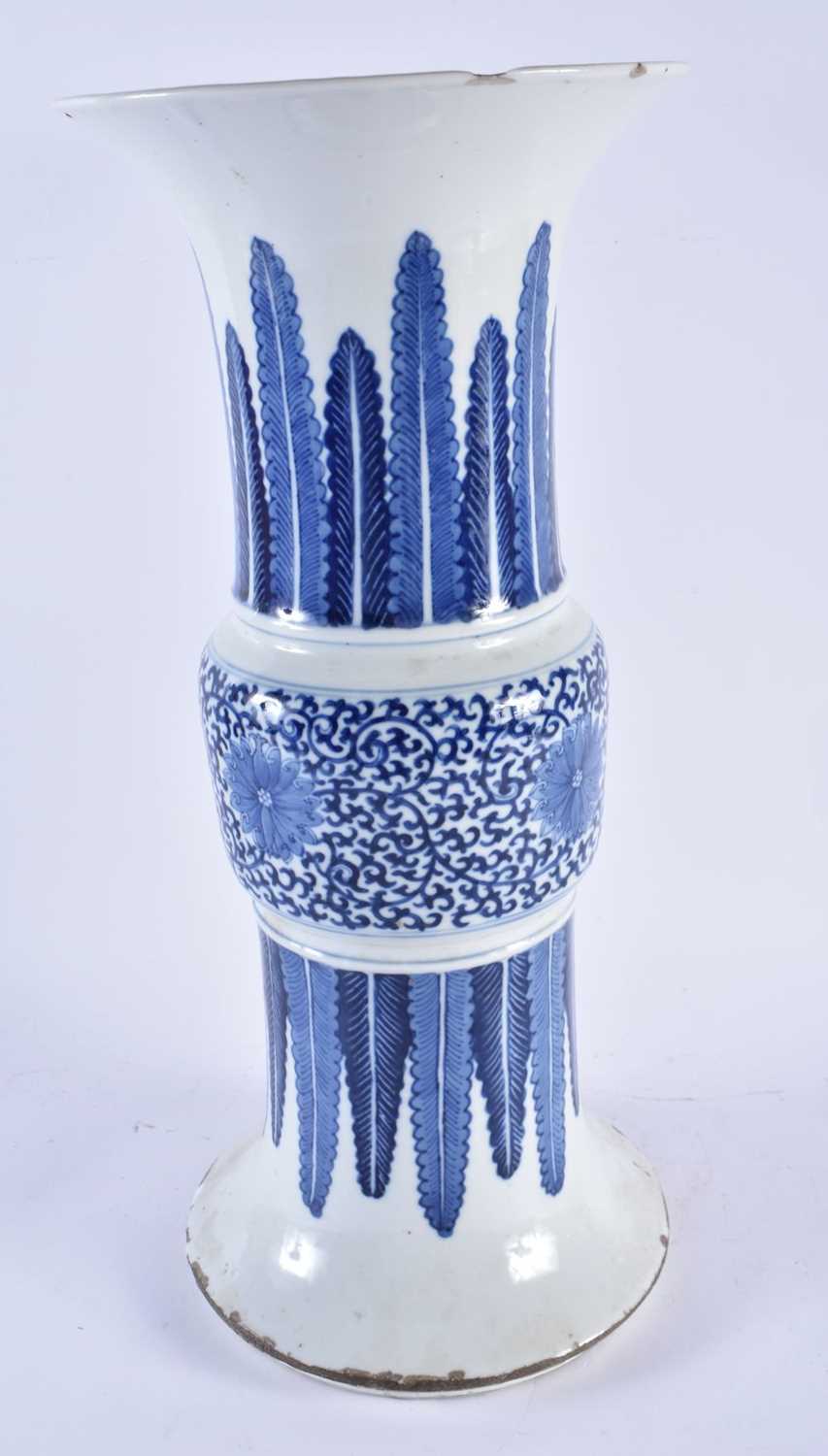 A GOOD LARGE 18TH/19TH CENTURY CHINESE BLUE AND WHITE PORCELAIN YEN YEN VASE Late Qianlong/ - Image 2 of 5