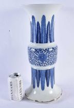 A GOOD LARGE 18TH/19TH CENTURY CHINESE BLUE AND WHITE PORCELAIN YEN YEN VASE Late Qianlong/