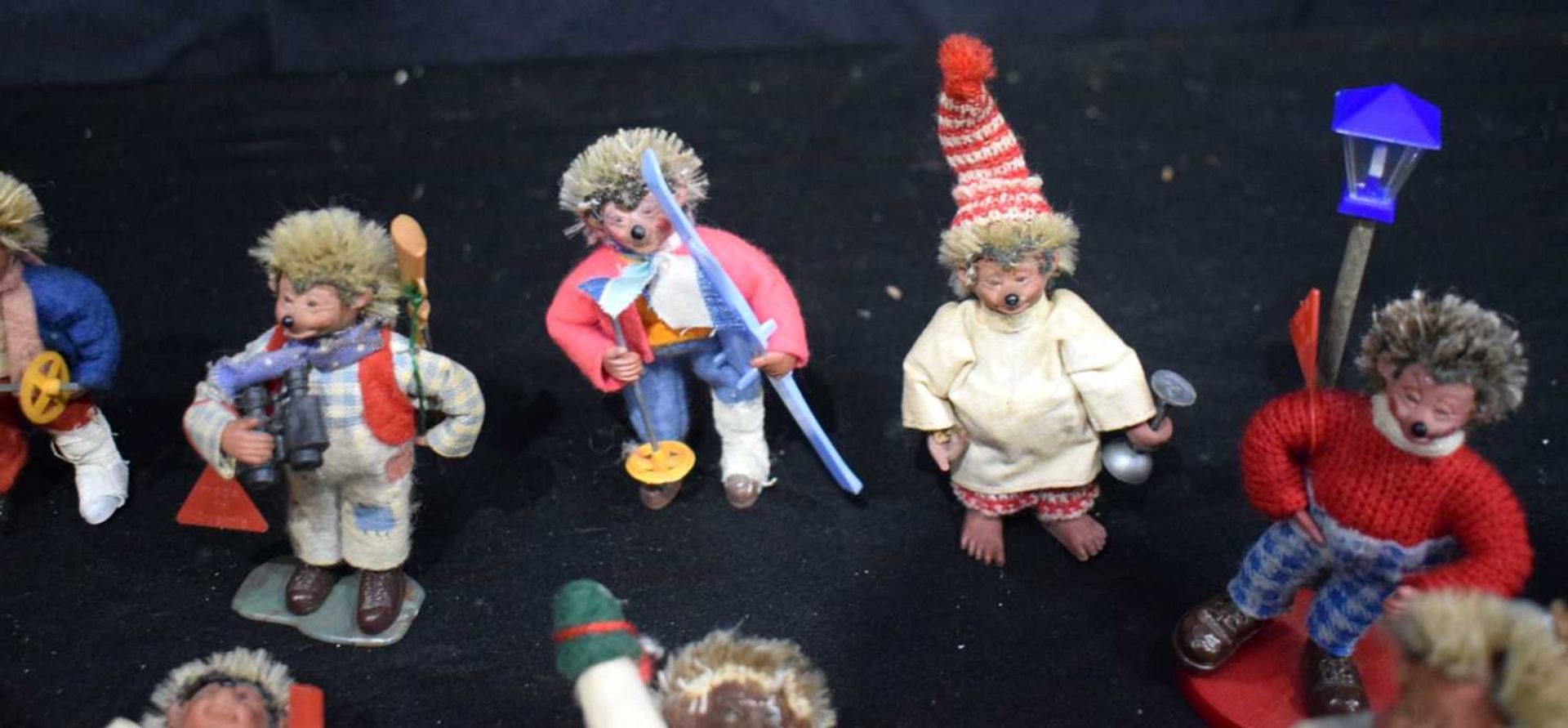A collection of Steiff Mecki figures together with a set of Mecki postcards (28) - Image 4 of 9