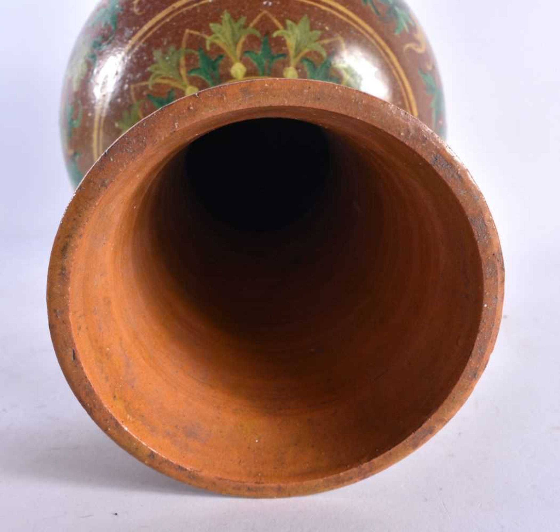 A FINE 19TH CENTURY MIDDLE EASTERN ISLAMIC INDIAN POTTERY VASE painted with stylised flowers in - Image 4 of 5