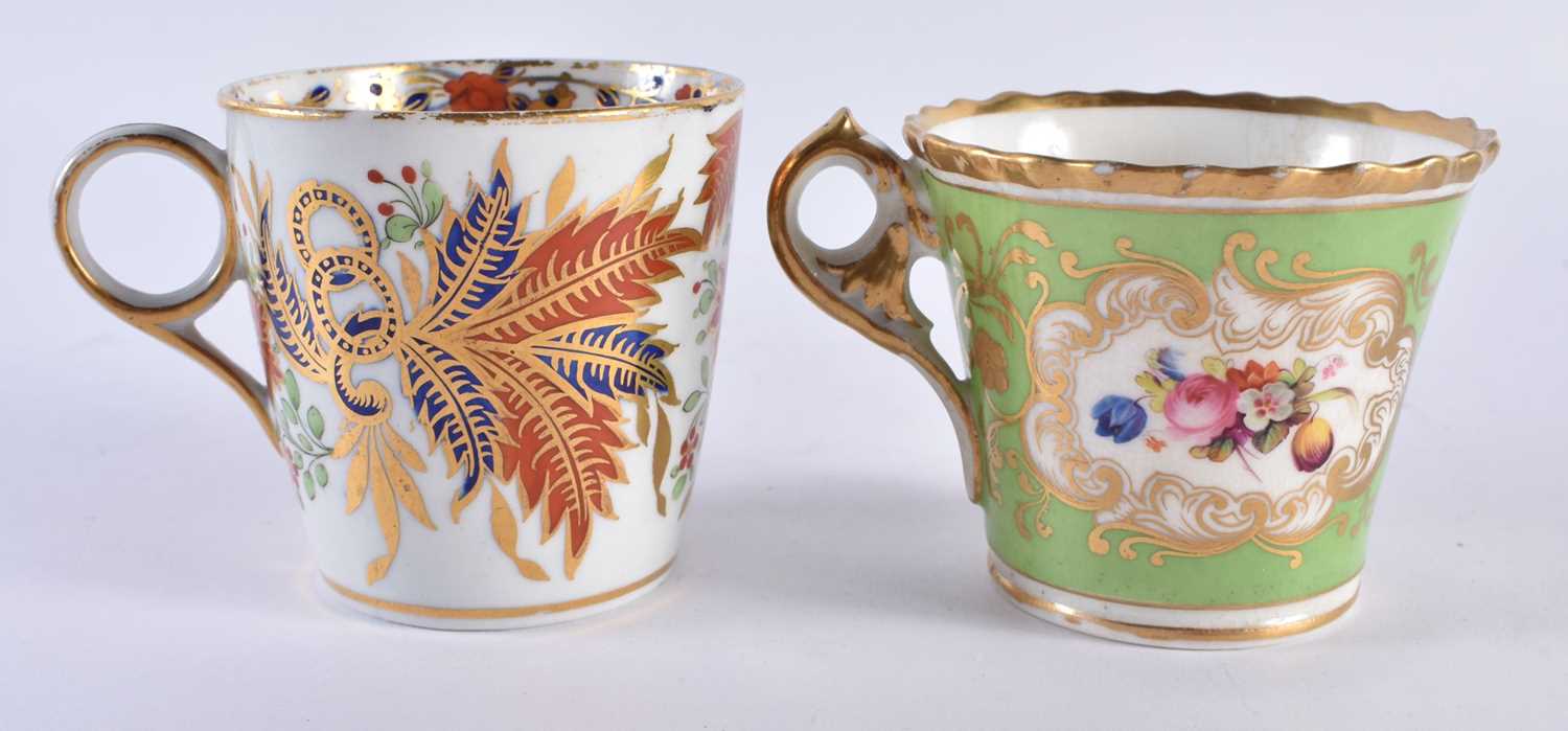 TWO EARLY 19TH CENTURY CHAMBERLAINS WORCESTER CUPS AND SAUCERS one painted with imari foliage, the - Image 4 of 7