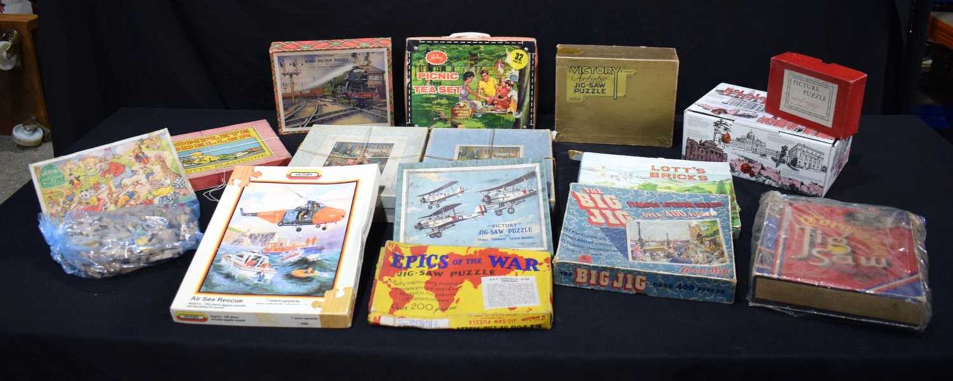 A collection of boxed Vintage jigsaw puzzles 15 cm.