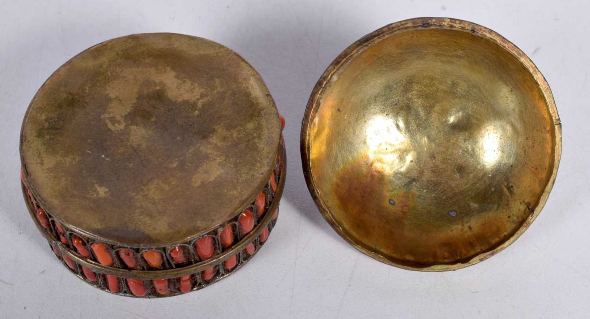 An Islamic Style Brass Box and Cover with Coral Bead Decoration. 5.3cm x 6cm, weight 57.5g - Image 3 of 3