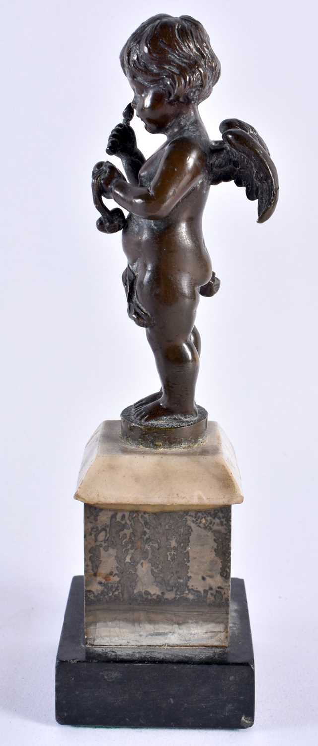 A 19TH CENTURY EUROPEAN GRAND TOUR BRONZE FIGURE OF A PUTTI modelled upon a marble plinth. 18 cm - Image 4 of 6