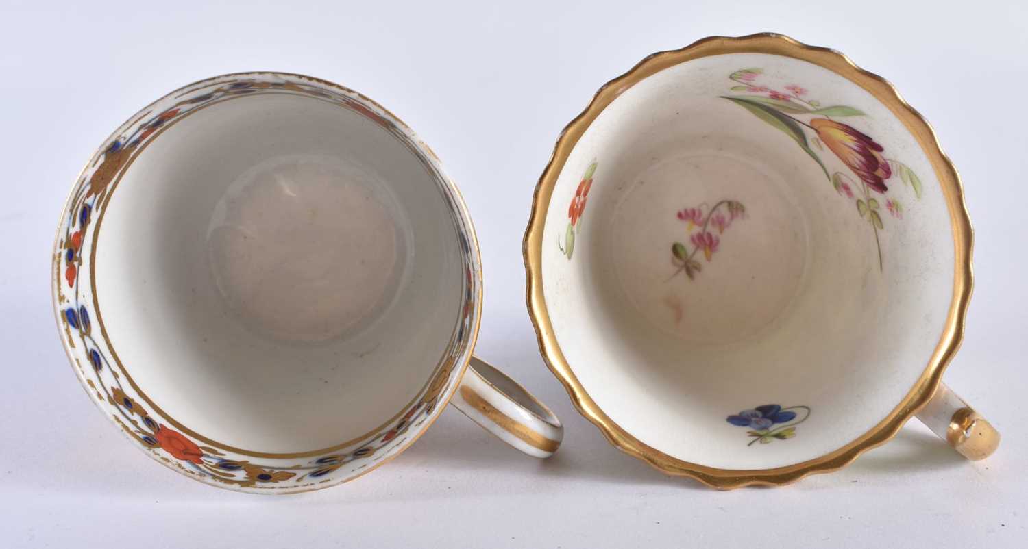 TWO EARLY 19TH CENTURY CHAMBERLAINS WORCESTER CUPS AND SAUCERS one painted with imari foliage, the - Image 6 of 7
