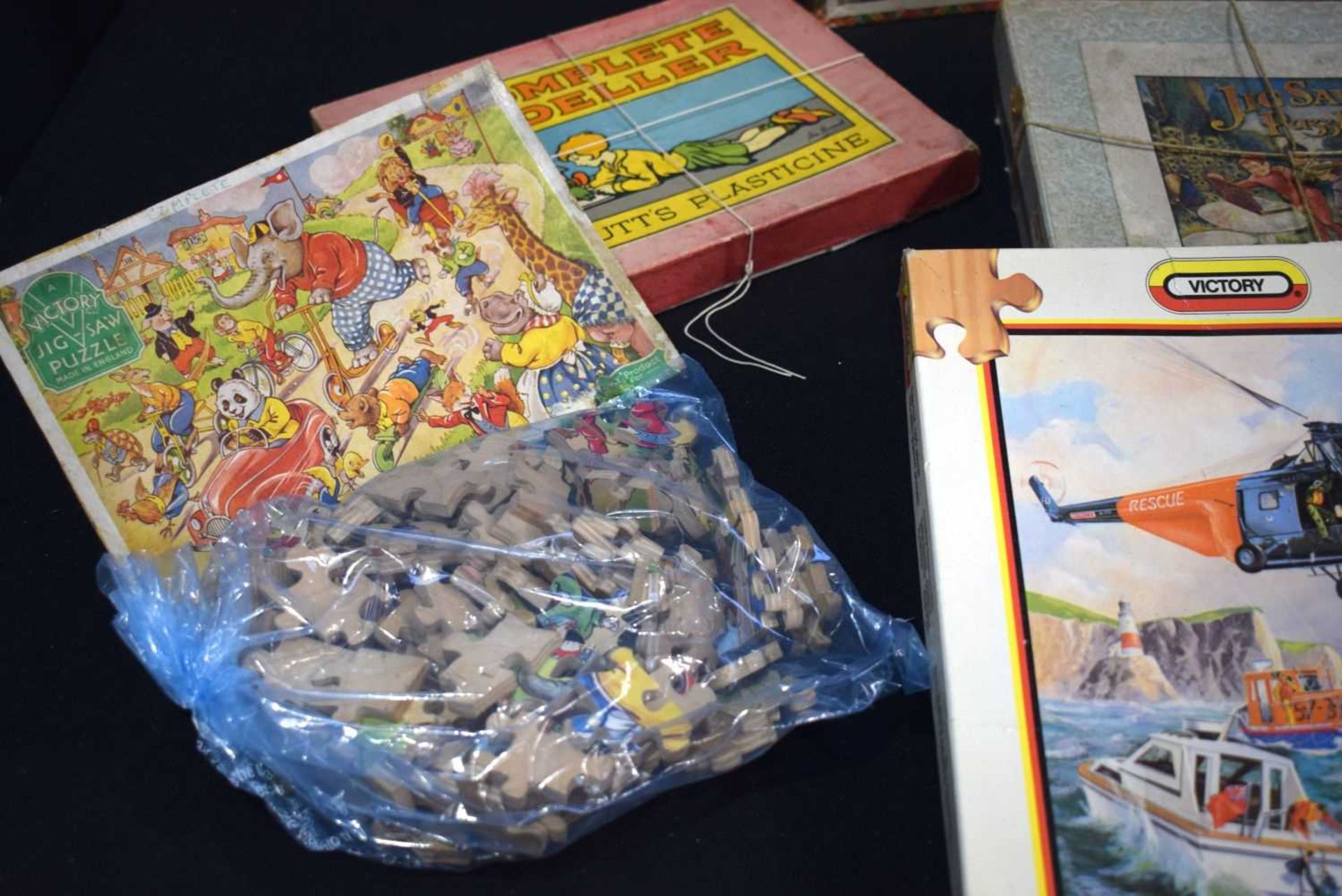 A collection of boxed Vintage jigsaw puzzles 15 cm. - Image 6 of 6