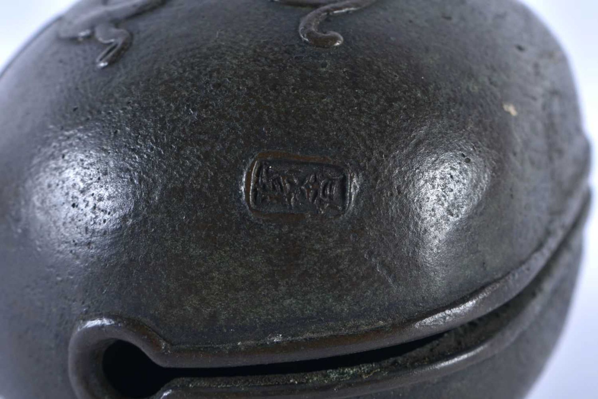 AN 18TH/19TH CENTURY JAPANESE EDO PERIOD BRONZE BELL bearing inscription to handle, decorated with - Image 5 of 6