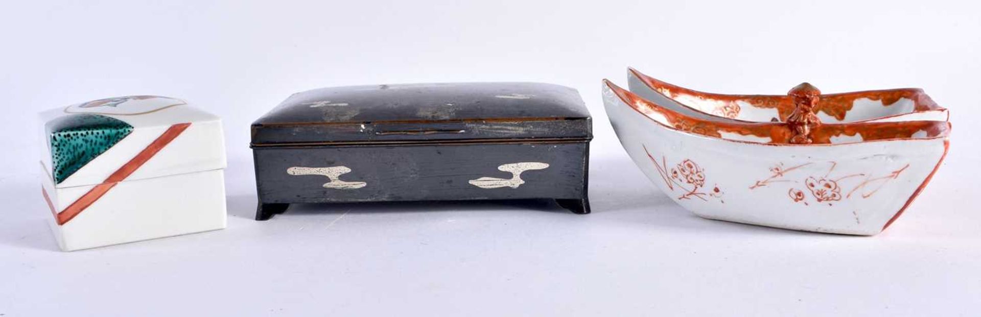 AN EARLY 20TH CENTURY JAPANESE MEIJI PERIOD SILVER INLAID MIXED METAL CASKET together with a