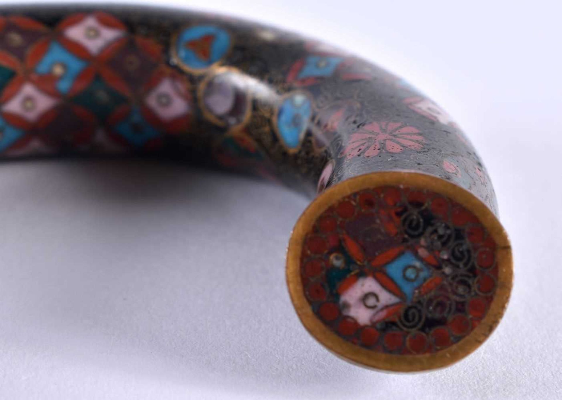 A FINE 19TH CENTURY JAPANESE MEIJI PERIOD CLOISONNE ENAMEL CANE HANDLE decorated with circular and - Image 6 of 6