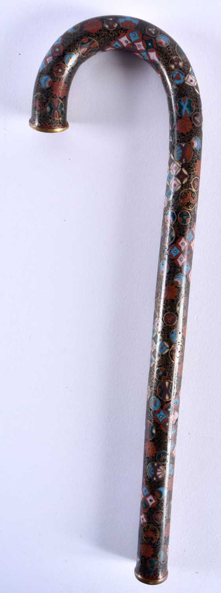 A FINE 19TH CENTURY JAPANESE MEIJI PERIOD CLOISONNE ENAMEL CANE HANDLE decorated with circular and - Image 5 of 6