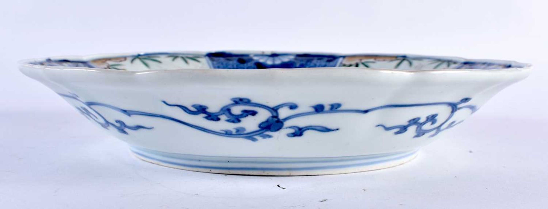 A LARGE 18TH CENTURY JAPANESE EDO PERIOD BLUE AND WHITE FLUTED DISH painted with an urn of - Image 2 of 3