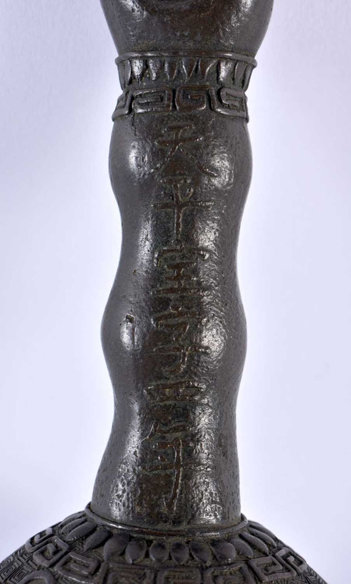 AN 18TH/19TH CENTURY JAPANESE EDO PERIOD BRONZE BELL bearing inscription to handle, decorated with - Image 2 of 6
