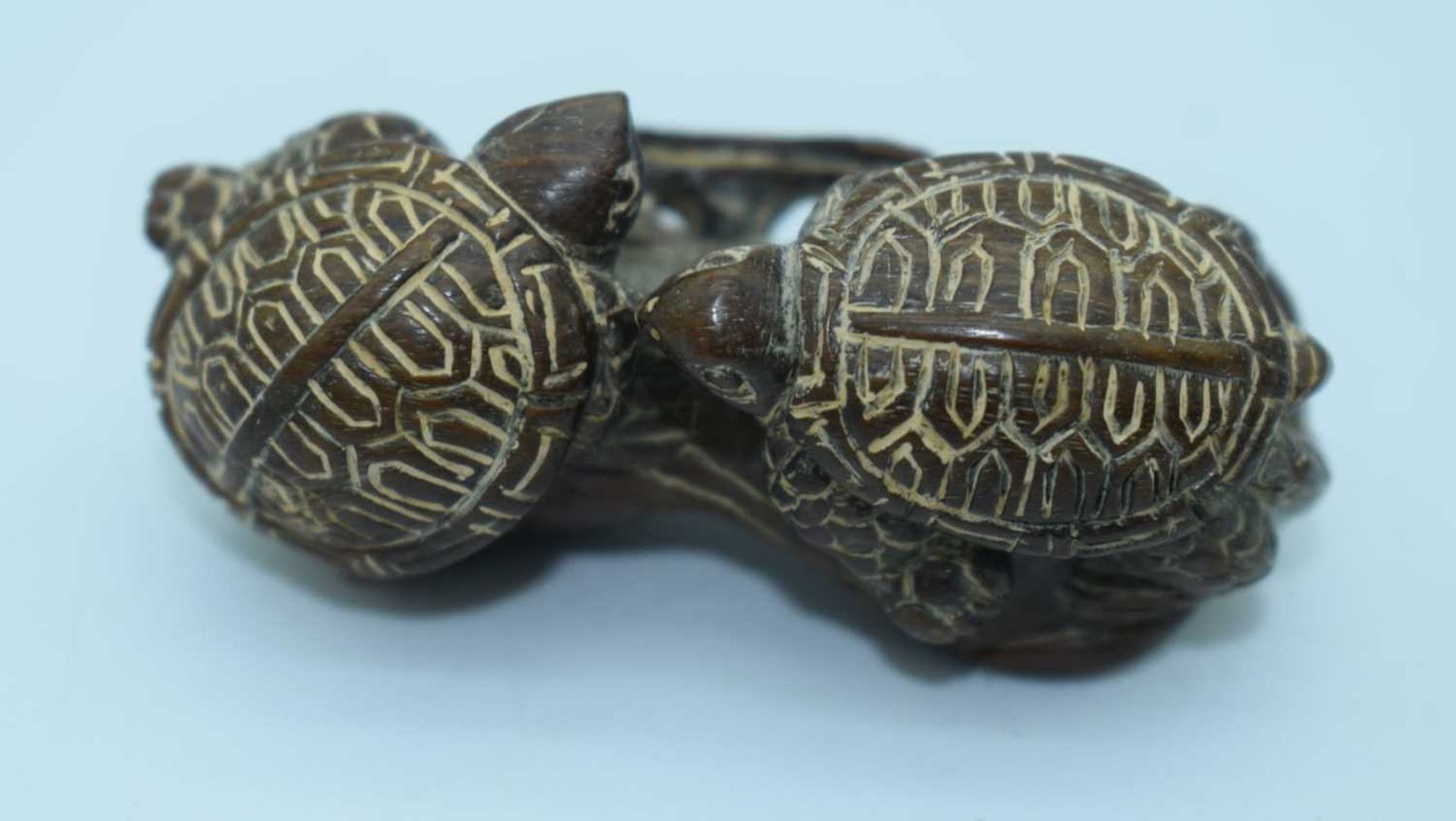 A Carved Hardwood Netsuke of Two Turtles. 2.8cm x 5.8cm x 2.7cm. Weight 27.1g - Image 3 of 3