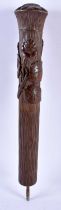 A 19TH CENTURY BAVARIAN BLACK FOREST CAVED WOOD PARASOL HANDLE of naturalistic form. 27 cm long.