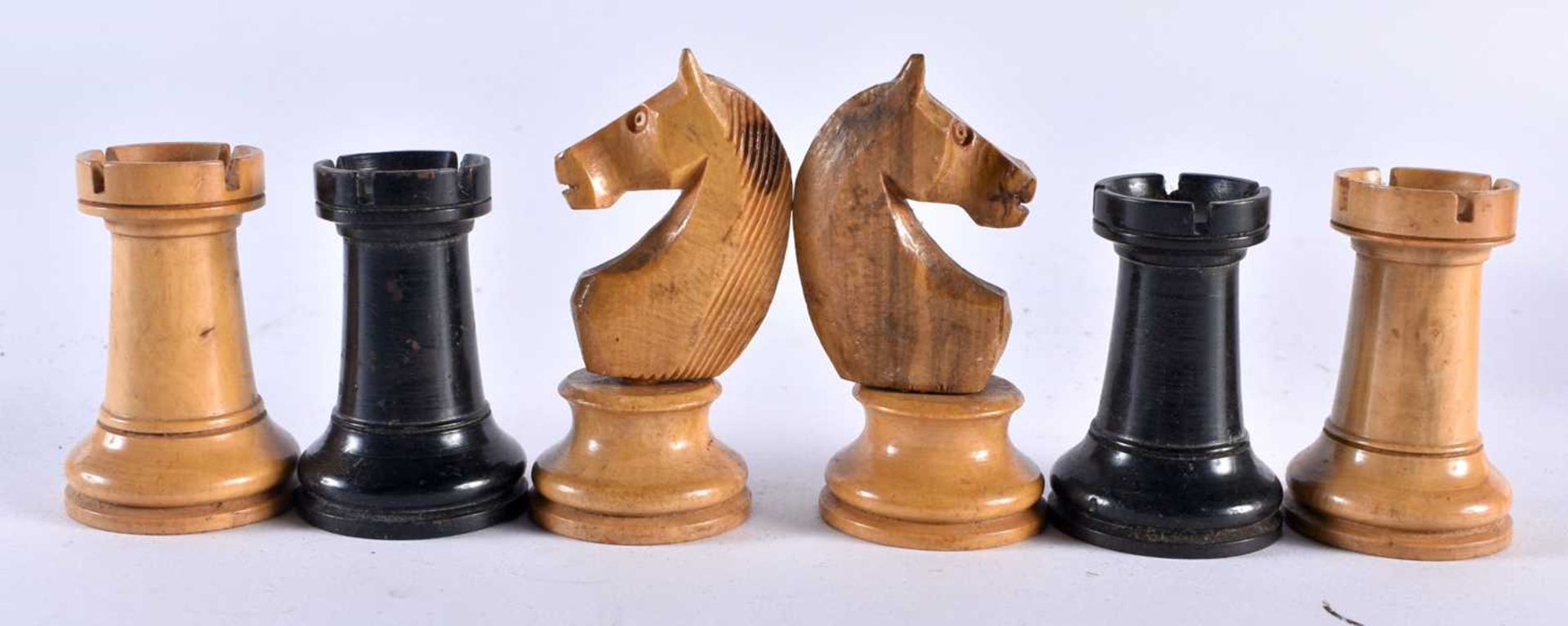 A BOXWOOD AND EBONY CHESS SET. Largest 8 cm high. (qty) - Image 4 of 5