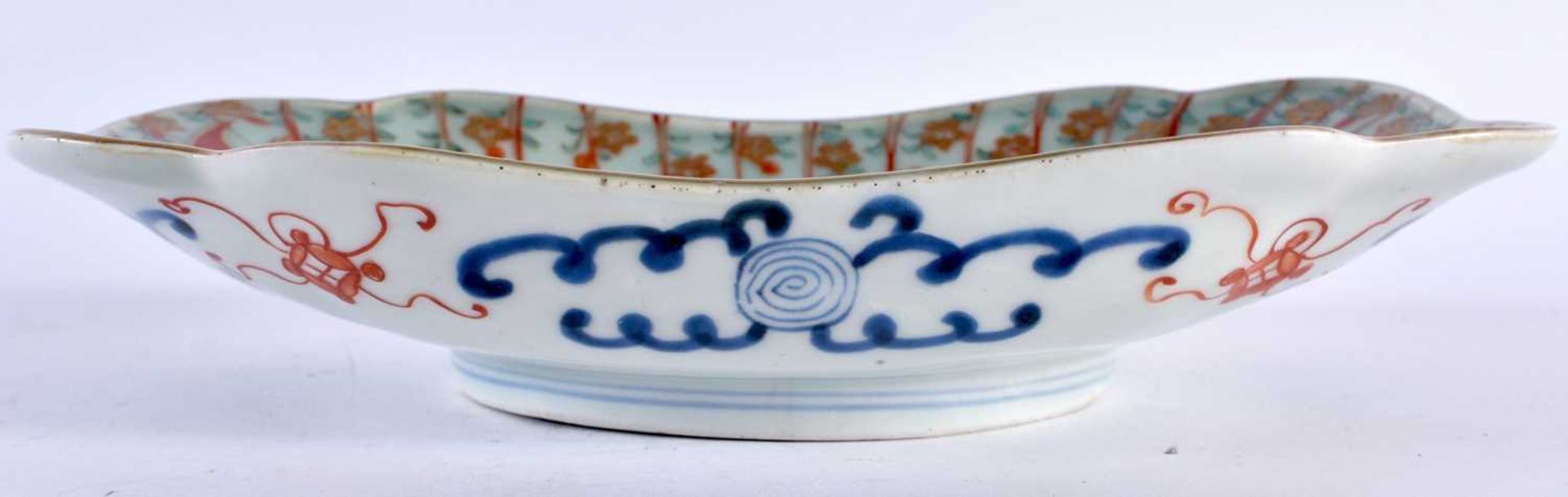 A RARE 19TH CENTURY JAPANESE MEIJI PERIOD CELADON RECTANGULAR FORM DISH painted with a bold imari - Image 2 of 3