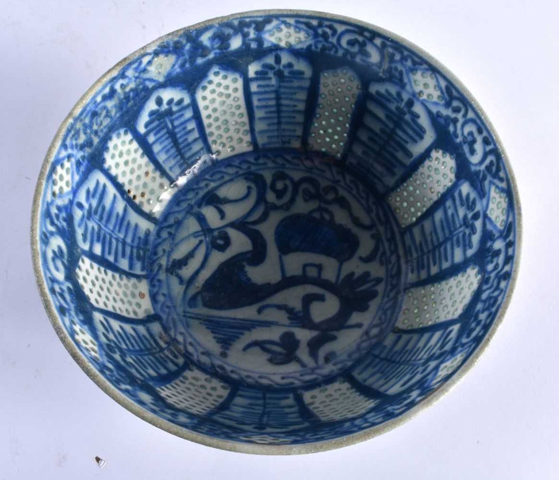 A 17TH/18TH CENTURY PERSIAN ISLAMIC BLUE AND WHITE POTTERY SAFAVID BOWL. 17 cm x 10 cm. - Image 3 of 4