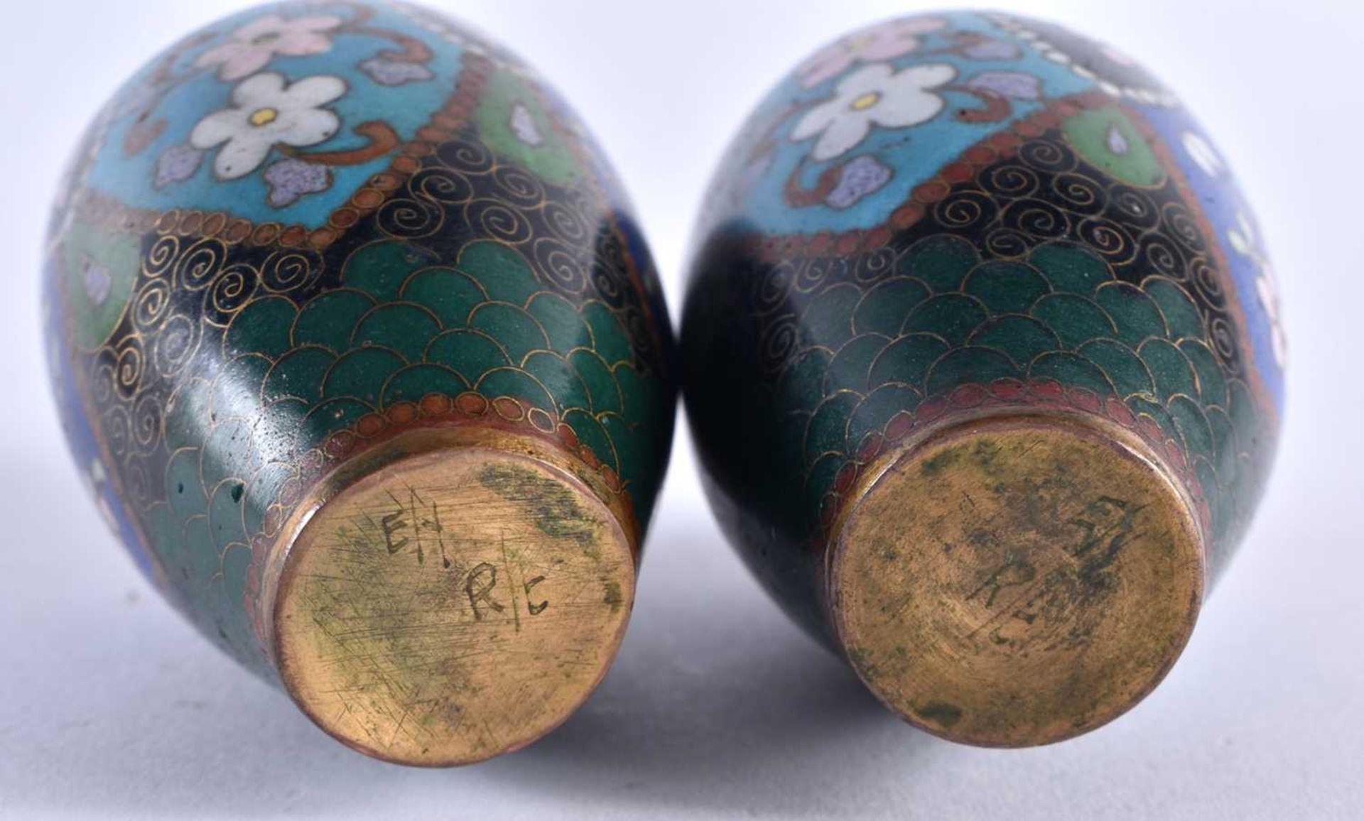 A MINIATURE PAIR OF LATE 19TH CENTURY JAPANESE MEIJI PERIOD CLOISONNE ENAMEL VASES decorated with - Image 5 of 5
