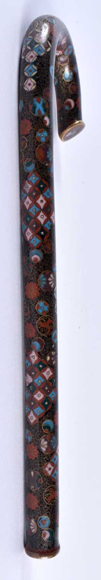 A FINE 19TH CENTURY JAPANESE MEIJI PERIOD CLOISONNE ENAMEL CANE HANDLE decorated with circular and - Image 4 of 6