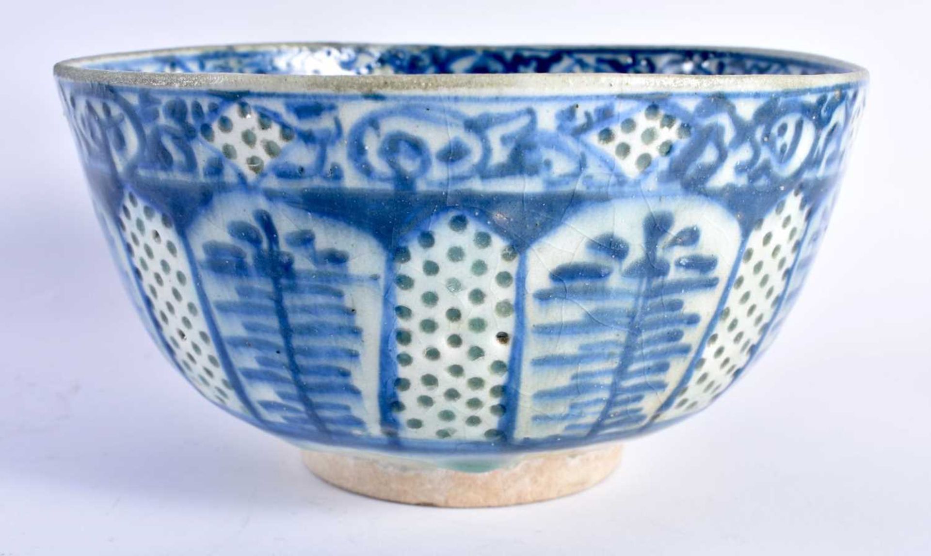 A 17TH/18TH CENTURY PERSIAN ISLAMIC BLUE AND WHITE POTTERY SAFAVID BOWL. 17 cm x 10 cm. - Image 2 of 4