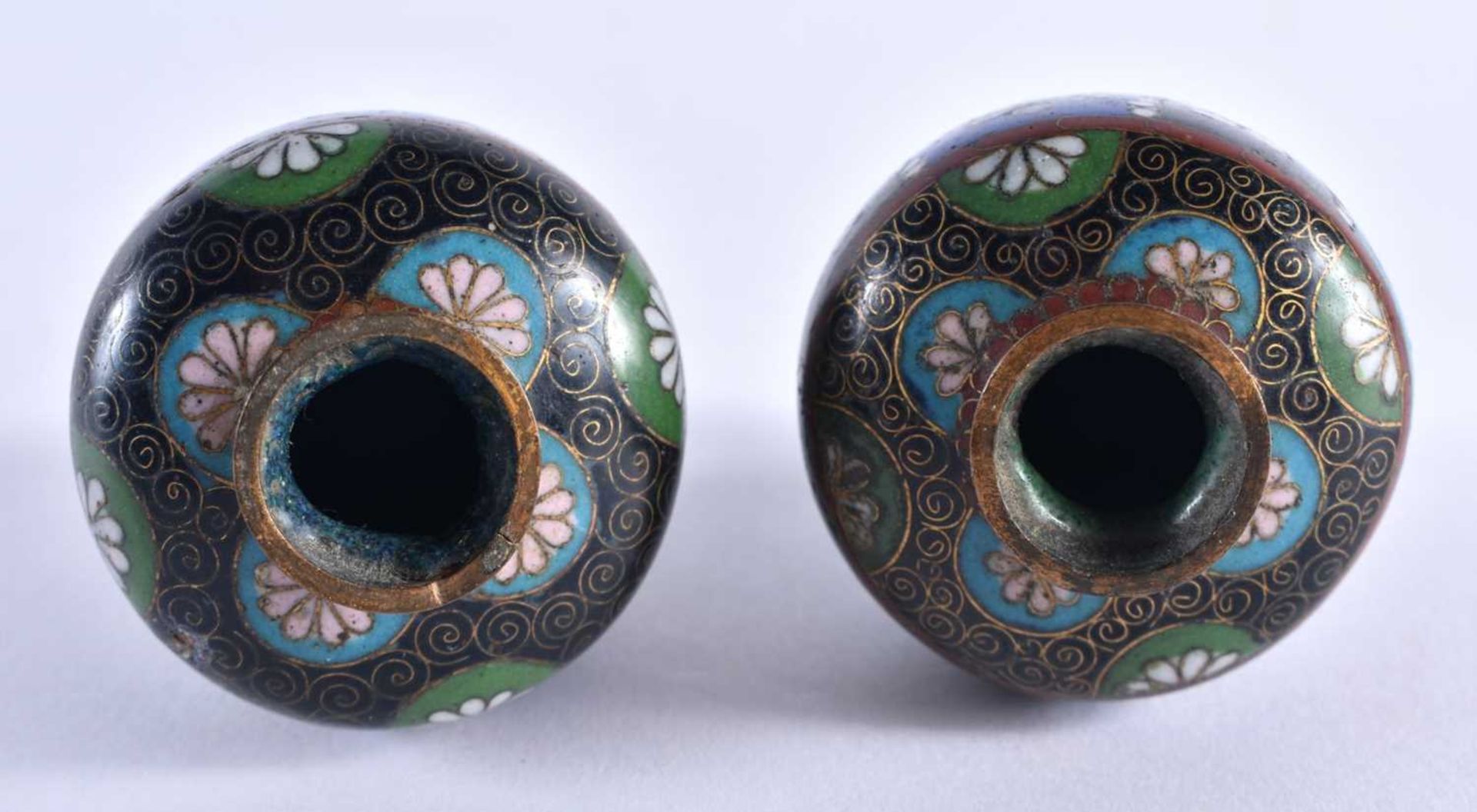 A MINIATURE PAIR OF LATE 19TH CENTURY JAPANESE MEIJI PERIOD CLOISONNE ENAMEL VASES decorated with - Image 4 of 5