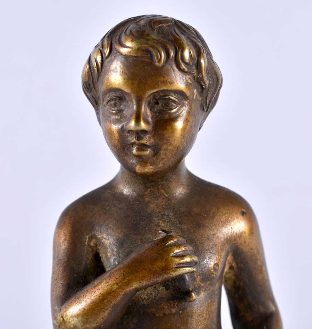 AN EARLY 20TH CENTURY EUROPEAN BRONZE FIGURE OF NUDE modelled upon a circular base. 17 cm high. - Image 2 of 5