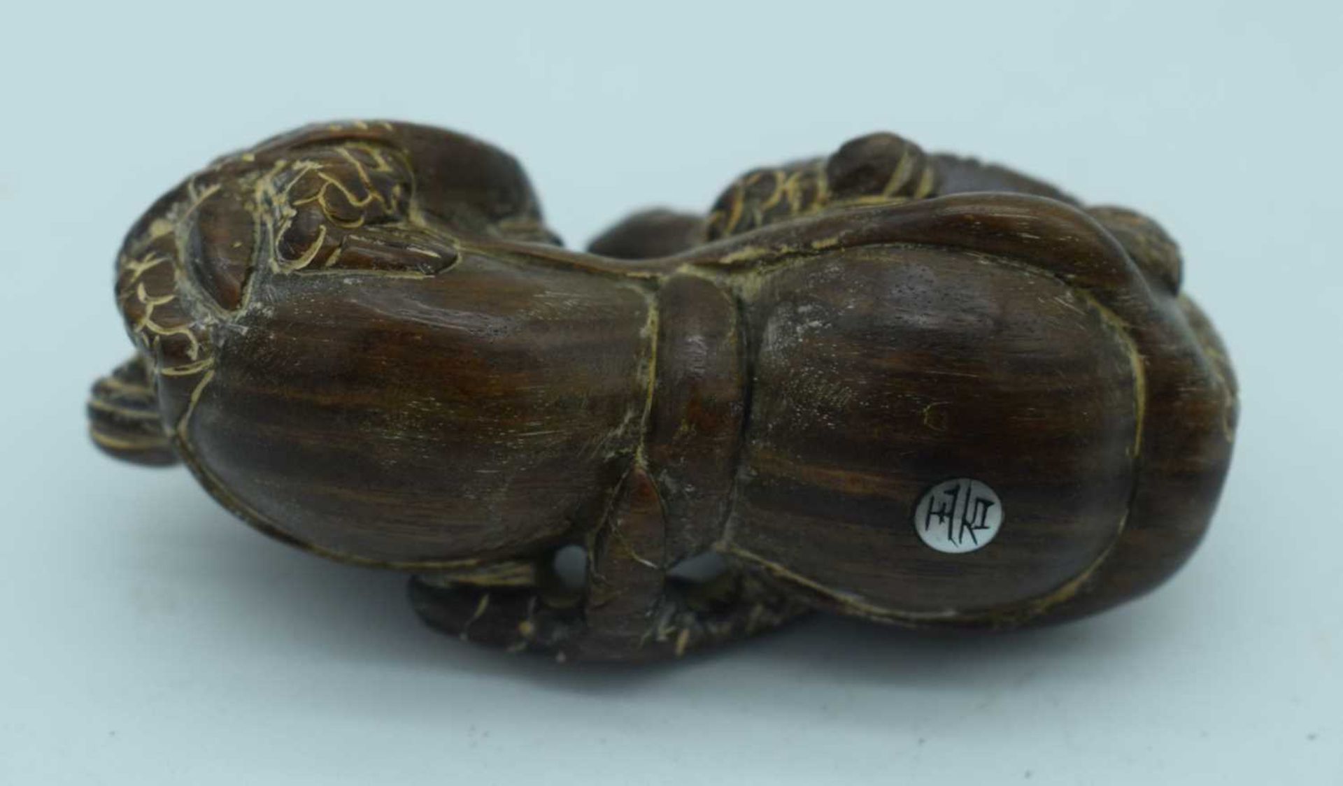 A Carved Hardwood Netsuke of Two Turtles. 2.8cm x 5.8cm x 2.7cm. Weight 27.1g - Image 2 of 3