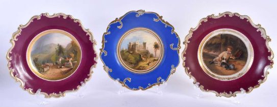 A SET OF THREE 19TH CENTURY DOE & ROGERS WORCESTER PLATES including a pair of maroon bordered plates