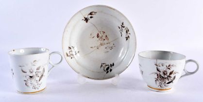 AN EARLY 19TH CENTURY CHAMBERLAINS WORCESTER PORCELAIN TRIO painted with floral sprays. 13 cm